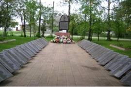 Воинское кладбище, при въезде в д. Лавры 
