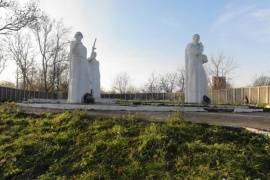 Мемориальный комплекс на братской могиле советских воинов