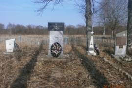 Воинское кладбище,  мемориальная стела на кирпичном постаменте,  два  металлических памятника, одна надгробная плита, дер.Кислое
