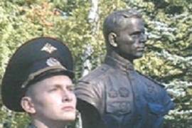 Бронзовый бюст дважды героя Советского Союза, прославленного летчика Александра Клубова