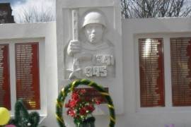 Мемориальная плита "Они сражались за Родину", с. Куниб