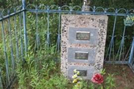Братская могила,  захоронены три партизана, погибшие в бою, д Борки