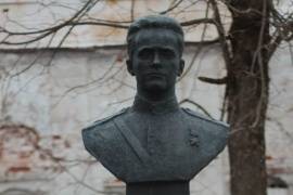 Могила Героя Советского Союза А. Германа, 1915 - 1943 гг,  Валдай