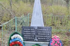 Братская могила советских воинов в д.Теребуново (на гражданском кладбище в 20 м от часовни)