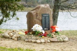 Памятный камень, погибшим воинам-землякам, д. Слобода, Сокольский район