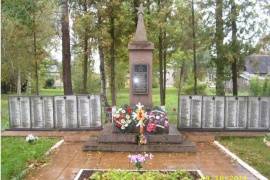 Воинское кладбище,  в центре д. Изборск, на расстоянии 10 м. от автотрассы Псков-Рига