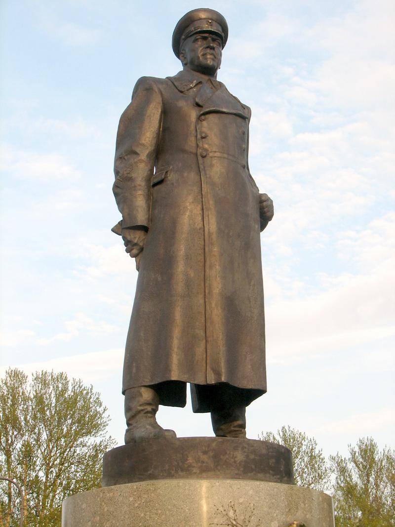 Памятник Жукову Петрозаводск. Памятник Жукову в Санкт-Петербурге.