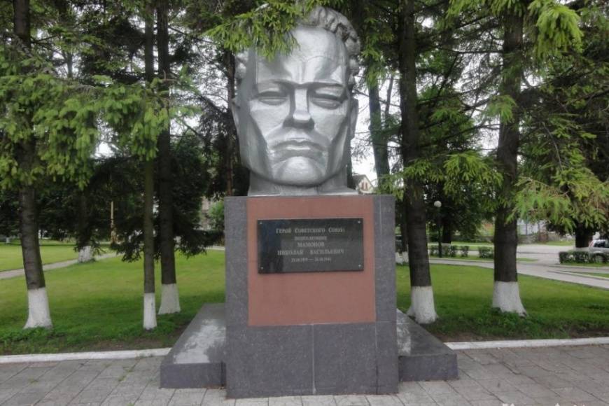 Памятник Герою Советского Союза Н.В. Мамонову. Июль 2012