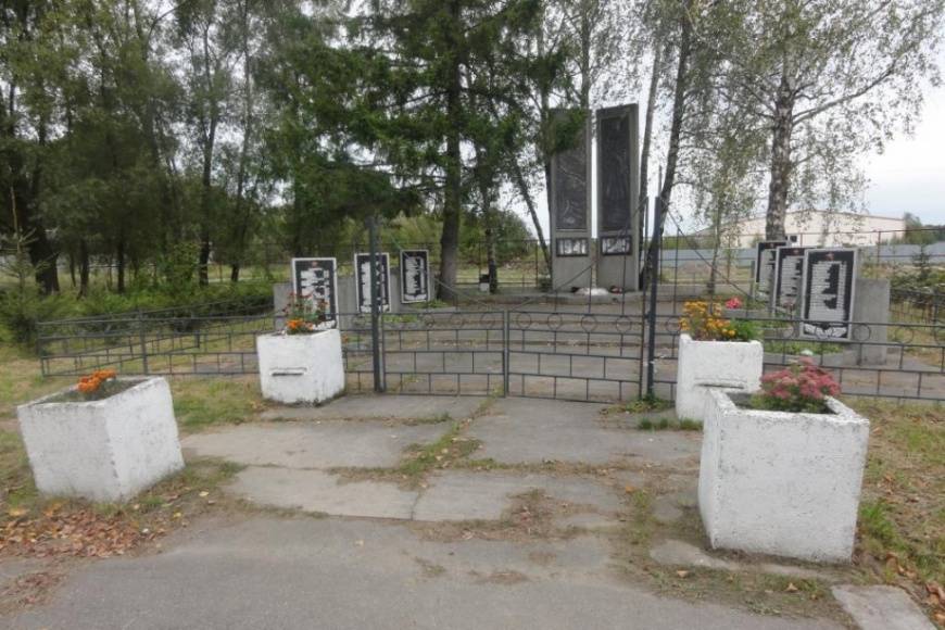 Братская могила советских воинов в Комсомольске. Сентябрь 2012