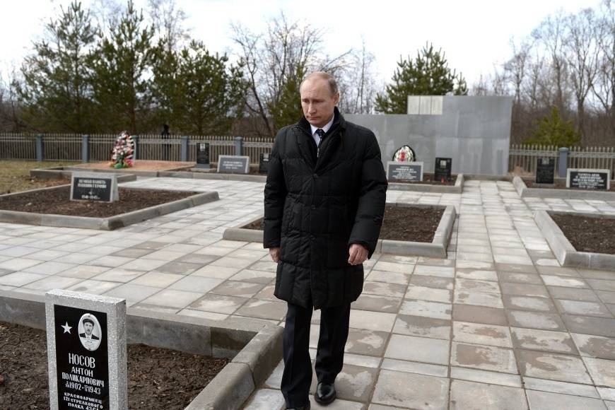 6 апреля 2015 года президент РФ Владимир Путин посетил кладбище в деревне Марфино Новгородской области и возложил цветы к памятнику советским воинам.