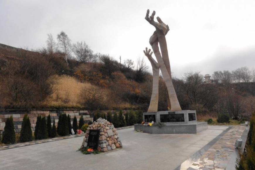 Памятник жертвам Марша смерти в Янтарном. Январь 2014