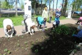 «Аллею героев» в селе им.Бабушкина привели в порядок пенсионеры