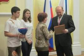 Губернатор Архангельской области вручил наградные листы семьям героев Победы