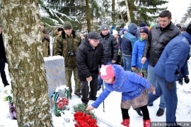 Псковские активисты ОНФ благоустроили захоронение неизвестного солдата у деревни Каменка