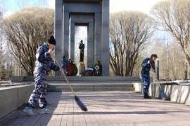 Курсанты ВИПЭ благоустраивают захоронения ветеранов войны и блокадников