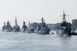 В Калининградской области корабли Балтфлота становятся в парадный строй