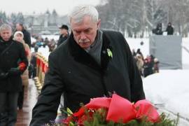 На Пискаревском кладбище возложили венок к подножию монумента Матери-Родины