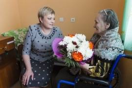 Проживающим в доме-интернате Мурманска ветеранам вручили юбилейные медали