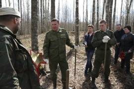 Олег Кувшинников в Ленинградской области отдал дань памяти погибшим воинам и поприветствовал их потомков