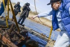 Александр Дрозденко помог поднять со дня Ладоги "трехтонку"