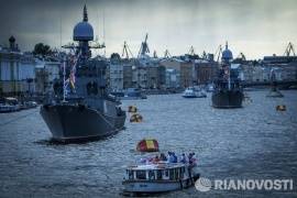 Боевые корабли Балтфлота прибыли в Петербург для участия в параде