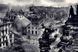 Депутаты предложили вывешивать во время торжественных мероприятий Знамя Победы наряду с флагом РФ