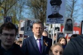 В Выборге Александр Дрозденко с фото деда-фронтовика встал в многотысячную колонну "Бессмертный полка"