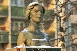 На памятнике Мелентьевой восстановят гравировку и заменят бетон