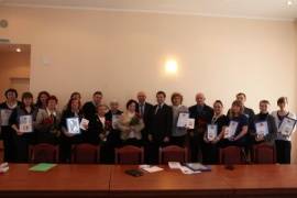 Книгу воспоминаний «Мгновения блокадного детства» передали в музеи 18-ти школ Невского района Петербурга