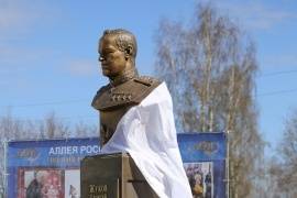 В Бабаевской школе № 1 открыли бюст маршала Советского Союза Георгия Жукова и Галерею боевой Славы