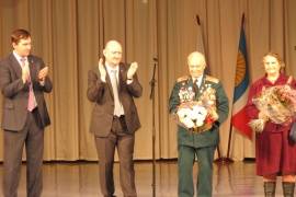 В Тихвине почетным знаком района наградили ветеранов войны