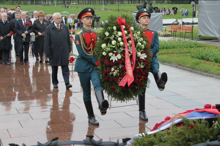 Возложение венков на 9. Торжественная линейка на Пискарёвском мемориальном кладбище.. Возложение венков на Пискаревском кладбище. Возложение на Пискаревском кладбище. Венки для возложения к памятнику.